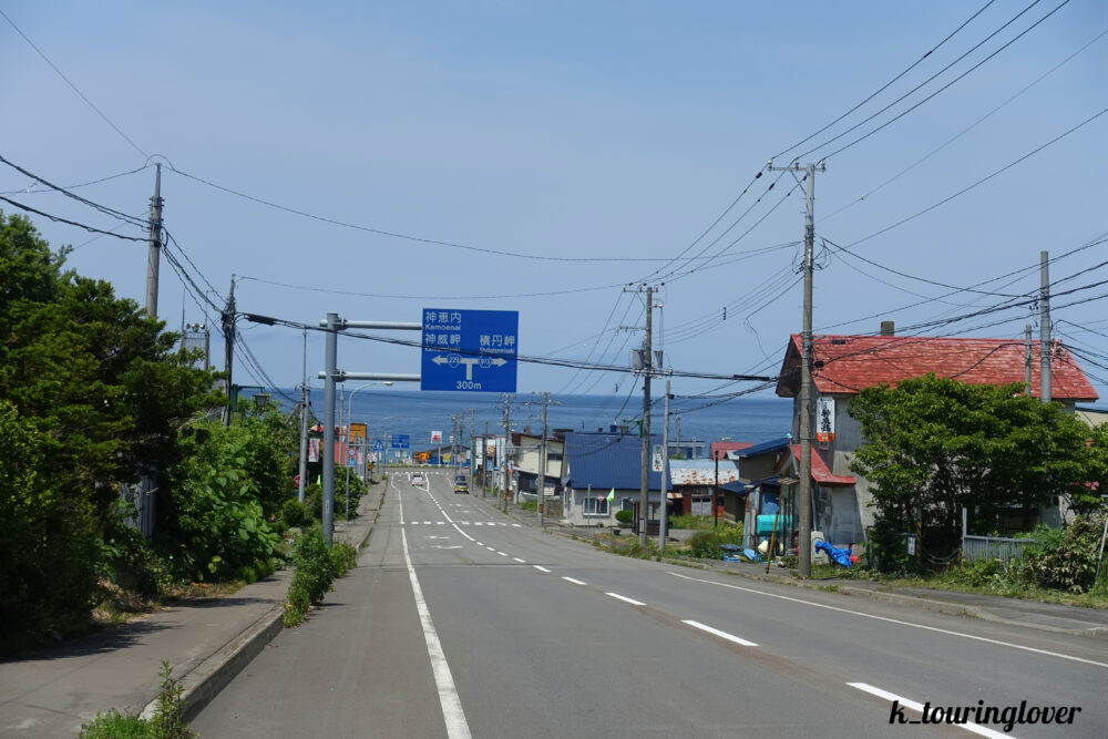 海を臨む道